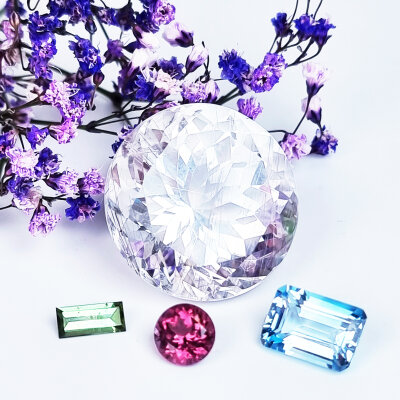  



Facettierte Edelsteine bestehen vom...